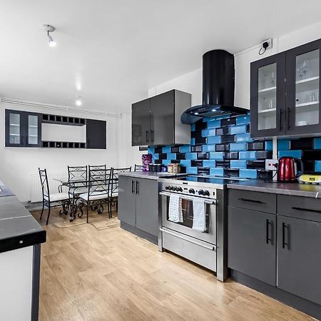 لندن Stylish Excel 3 Bedroom Flat المظهر الخارجي الصورة