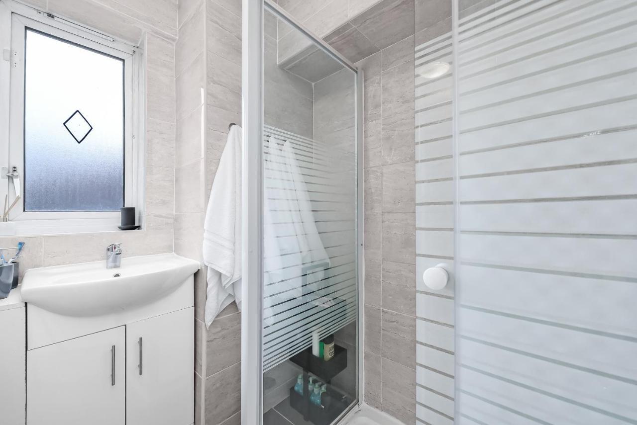 لندن Stylish Excel 3 Bedroom Flat المظهر الخارجي الصورة